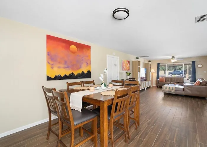 3 Minutes From Old Town! 5 Queen Beds! Holiday home