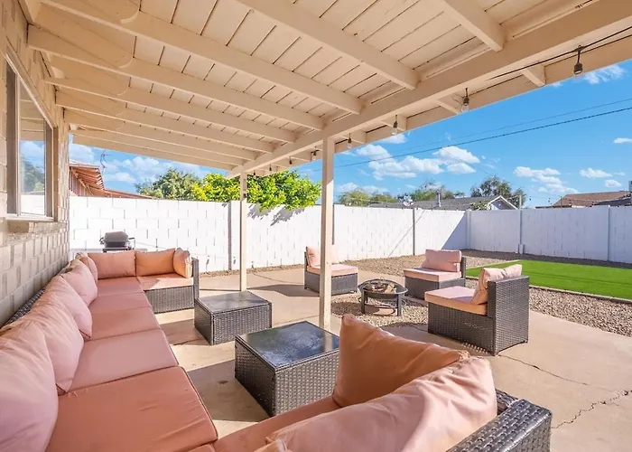3 Minutes From Old Town! 5 Queen Beds! Scottsdale