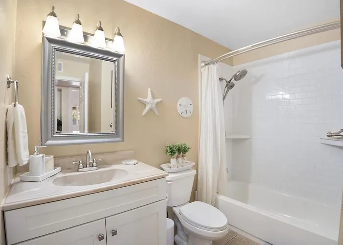 3 Minutes From Old Town! 5 Queen Beds!