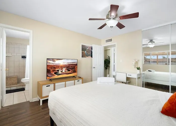 3 Minutes From Old Town! 5 Queen Beds! Holiday home *