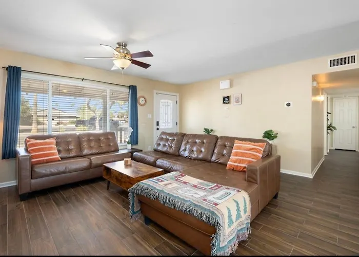 Holiday home 3 Minutes From Old Town! 5 Queen Beds! *