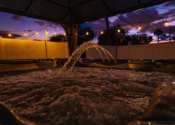 3 Minutes From Old Town! 5 Queen Beds! * Scottsdale