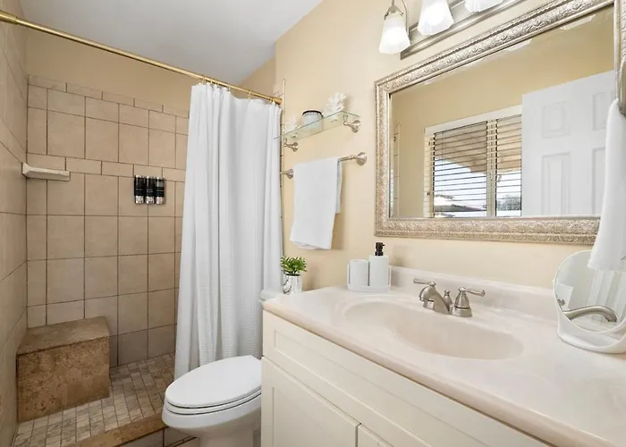 3 Minutes From Old Town! 5 Queen Beds!