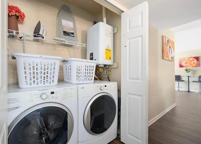 Holiday home 3 Minutes From Old Town! 5 Queen Beds!