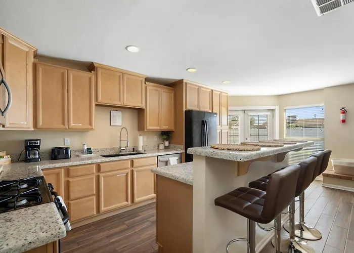 3 Minutes From Old Town! 5 Queen Beds! *