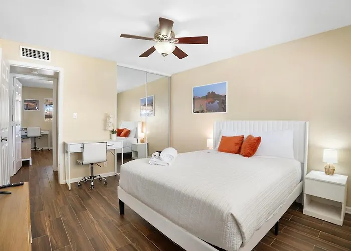 Holiday home 3 Minutes From Old Town! 5 Queen Beds!