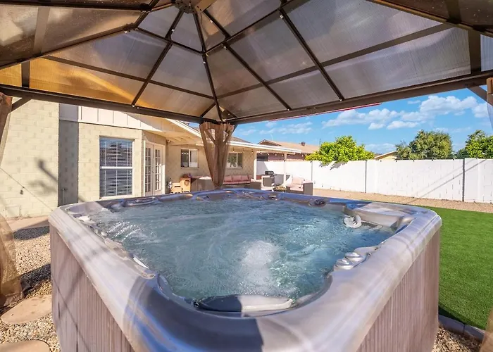 3 Minutes From Old Town! 5 Queen Beds!