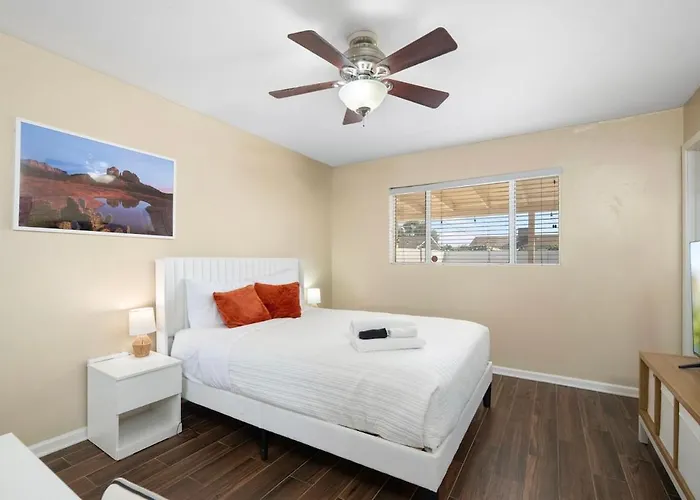 Holiday home 3 Minutes From Old Town! 5 Queen Beds! Scottsdale
