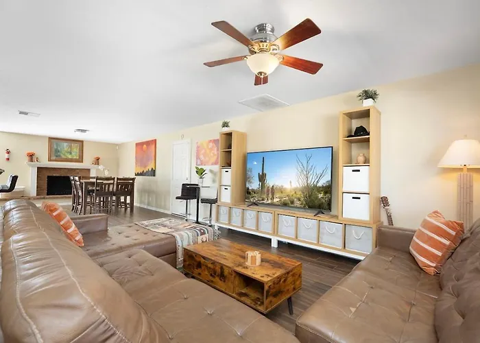 Holiday home 3 Minutes From Old Town! 5 Queen Beds! *