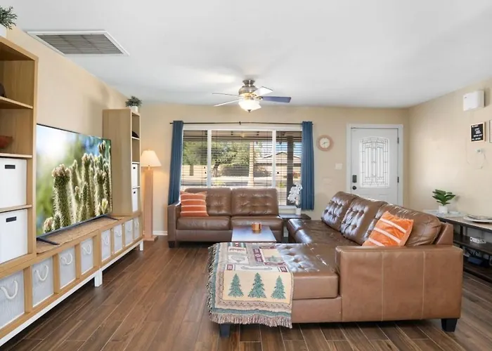 3 Minutes From Old Town! 5 Queen Beds! *