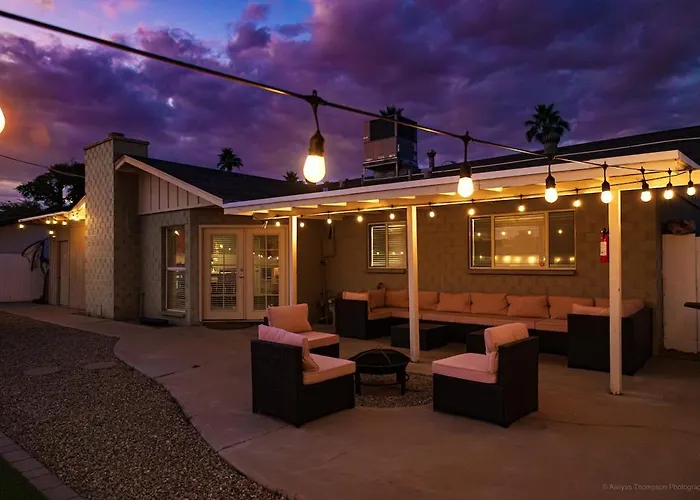 Holiday home 3 Minutes From Old Town! 5 Queen Beds!