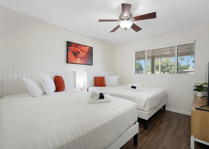 Holiday home 3 Minutes From Old Town! 5 Queen Beds!