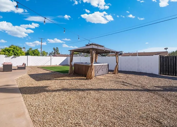 3 Minutes From Old Town! 5 Queen Beds! *