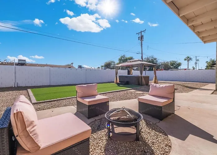 Holiday home 3 Minutes From Old Town! 5 Queen Beds! Scottsdale