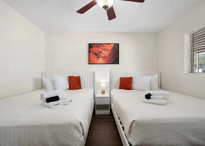 3 Minutes From Old Town! 5 Queen Beds! Scottsdale
