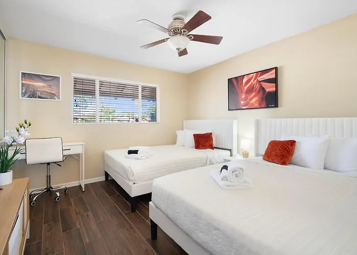 3 Minutes From Old Town! 5 Queen Beds!