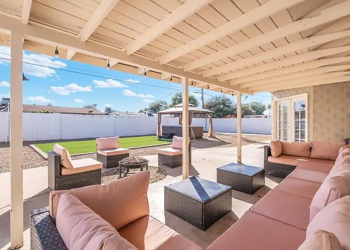 3 Minutes From Old Town! 5 Queen Beds! Holiday home Scottsdale